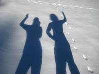 Schatten zweier Menschen im Schnee